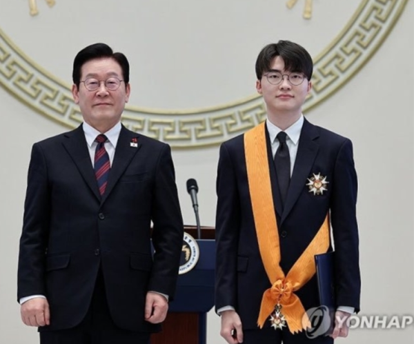 如何配资 传奇电竞选手Faker获青龙勋章 韩国总统亲自颁发